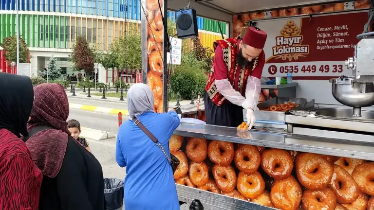 İstanbul'un her yerinde cenaze, mevlüt için lokma döküyoruz
